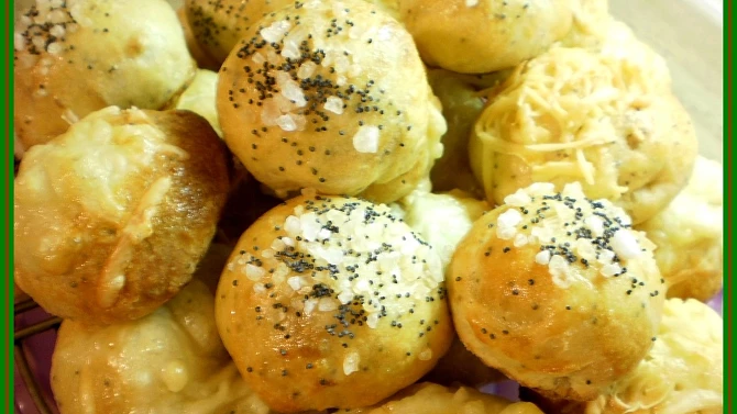 Moravské slané bochánky, zdobíme solí,mákem,nastrouhaným tvrdým sýrem