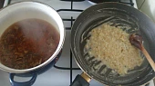 Omáčka houbová s kuřecím masem, vlevo povařené houby, vpravo zásmažka