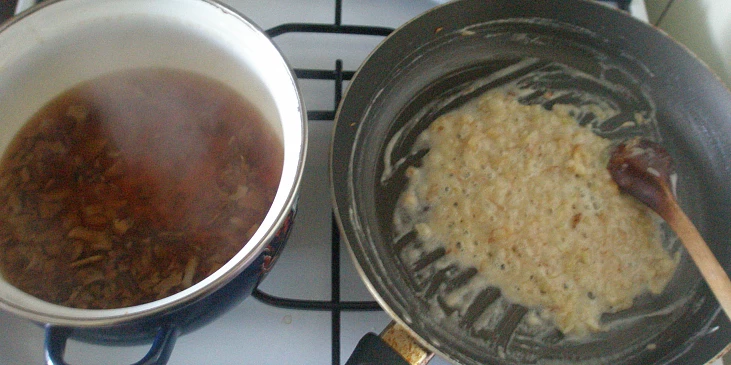 Omáčka houbová s kuřecím masem (vlevo povařené houby, vpravo zásmažka)