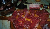 Pečené maso na jehle s  delikatesní šťávou (maso naklepeme...)