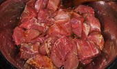Pečené maso na jehle s  delikatesní šťávou (naložíme na hodinu do šťávy...)