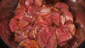 Pečené maso na jehle s  delikatesní šťávou, naložíme na hodinu do šťávy...