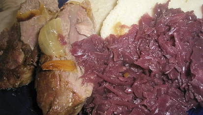 Pečené maso s červeným zelím a bramborovým knedlíkem