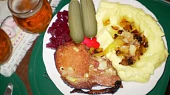 Pražská uzená kýta, šťouchané brambory