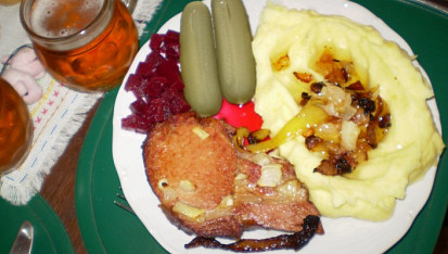 Pražská uzená kýta, šťouchané brambory