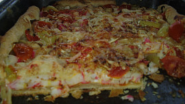 Sýrový rychlý koláč ala pizza s krabími tyčinkami , sýrem  a zeleninou