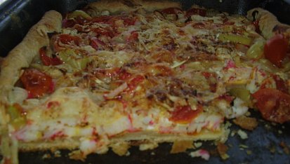 Sýrový rychlý koláč ala pizza s krabími tyčinkami , sýrem  a zeleninou