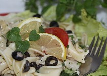 Těstovinový salát s tuňákem a bylinkami