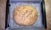 Tmavý  dietní chleba (bochánek potřený vodou a přidané seminka + kmin)