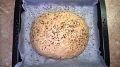 Tmavý dietní chleba (bochánek potřený vodou a přidané seminka + kmin)