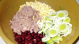 Tuňákový salát s fazolemi