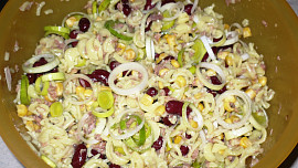 Tuňákový salát s fazolemi