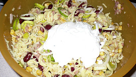 Tuňákový salát s fazolemi