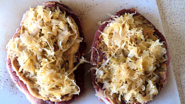 Vepřové závitky se zelím a kečupem