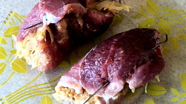 Vepřové závitky se zelím a kečupem