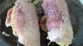 Vepřové závitky se zelím a kečupem