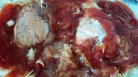 Vepřové závitky se zelím a kečupem