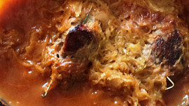 Vepřové závitky se zelím a kečupem