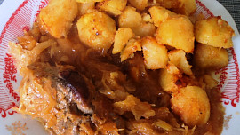 Vepřové závitky se zelím a kečupem