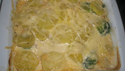 Zapečené brambory s brokolicí, smetanou a sýrem
