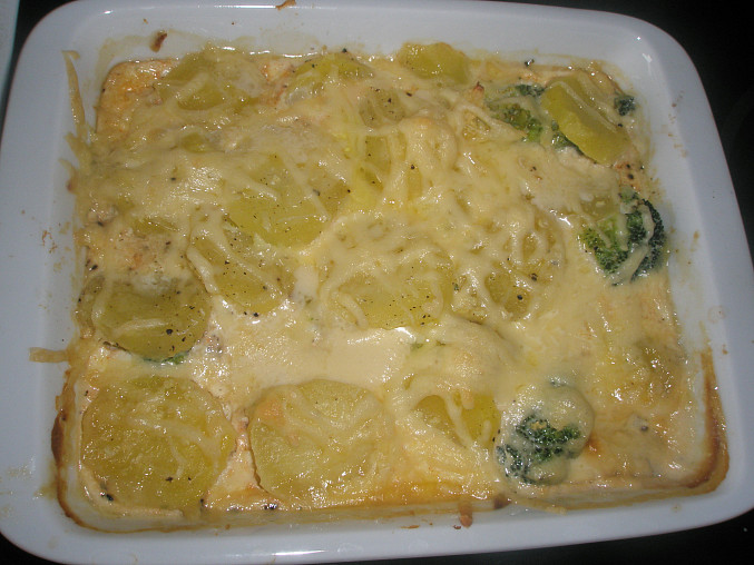 Zapečené brambory s brokolicí,smetanou a sýrem