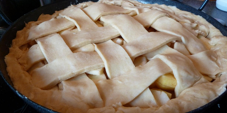"Apple pie" aneb jablkový koláč (na jablká spravíme mriežku)