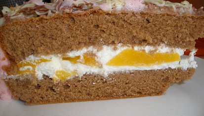 Barevný dort špagetový, nakrojený