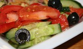 Barevný řecký zeleninový salát