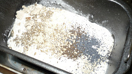 Chléb s pěti druhy semínek