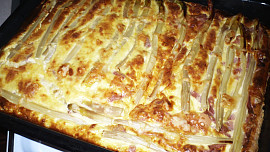 Chřestový koláč se salámem