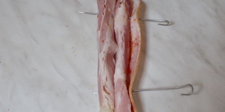 Grilovaný chřest ve slanině (zarolujeme a spíchneme jehlou)
