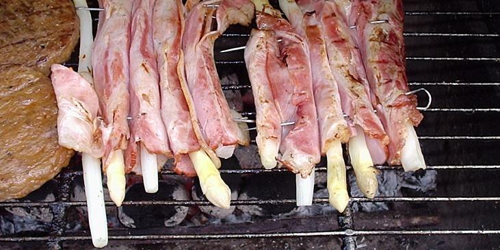 Grilovaný chřest ve slanině (grilujeme dokud není slanina křupavá - cca 10…)