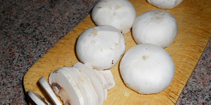 Hermelín pečený s houbami
