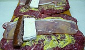 Hovězí závitky se studenou šunkou, uzenou klobásou a sýrem Camembert