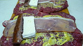 Hovězí závitky se studenou šunkou, uzenou klobásou a sýrem Camembert