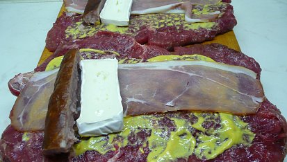 Hovězí závitky se studenou šunkou, uzenou klobásou a sýrem Camembert