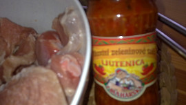 Jarní barevný, paprikový perkelt s vepřovým masem a s buharskou zeleninou - Ljutenica