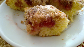 Koláčová bublanina s kokosem,  jahodami a  žmolenkou