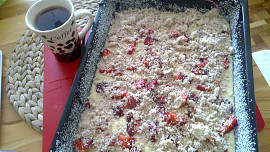 Koláčová bublanina s kokosem,  jahodami a  žmolenkou