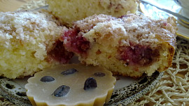 Koláčová bublanina s kokosem,  jahodami a  žmolenkou