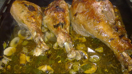 Krůtí stehna na rozmarýnu a žampionech s  brokolicí