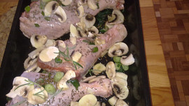 Krůtí stehna na rozmarýnu a žampionech s  brokolicí