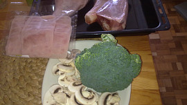 Krůtí stehna na rozmarýnu a žampionech s  brokolicí