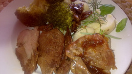 Krůtí stehna na rozmarýnu a žampionech s  brokolicí