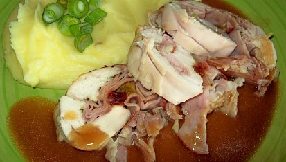 Kuřecí roláda s bazalkou, mozzarellou a sušenými rajčaty