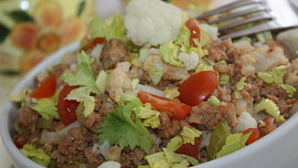 Květákový salát s masem a sójovým granulátem