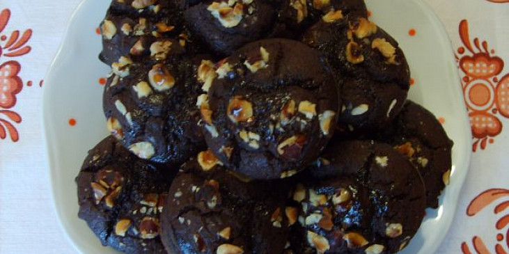 Lehoučké čokoládové muffiny (Lehoučké čokoládové muffiny s oříšky)