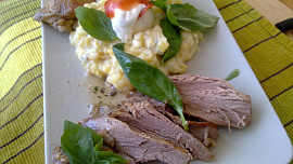 Libová pečínka z krůtích prsíček v bazalkovo - medové marinádě / s dietním bramborovým salátem/