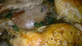 Libová pečínka z krůtích prsíček v bazalkovo - medové marinádě / s dietním bramborovým salátem/