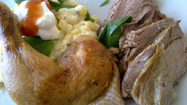 Libová pečínka z krůtích prsíček v bazalkovo - medové marinádě / s dietním bramborovým salátem/